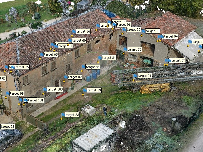 Fabbricato residenziale a Mirano rilevato con drone, nuvola di punti con punti di controllo