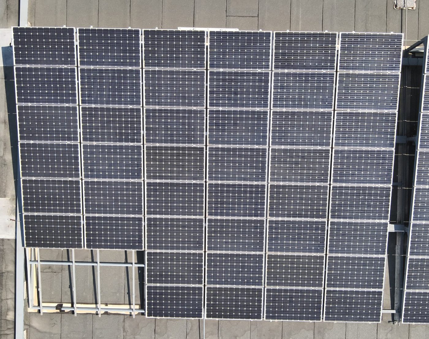 Foto dall'alto di una copertura industriale con moduli fotovoltaici