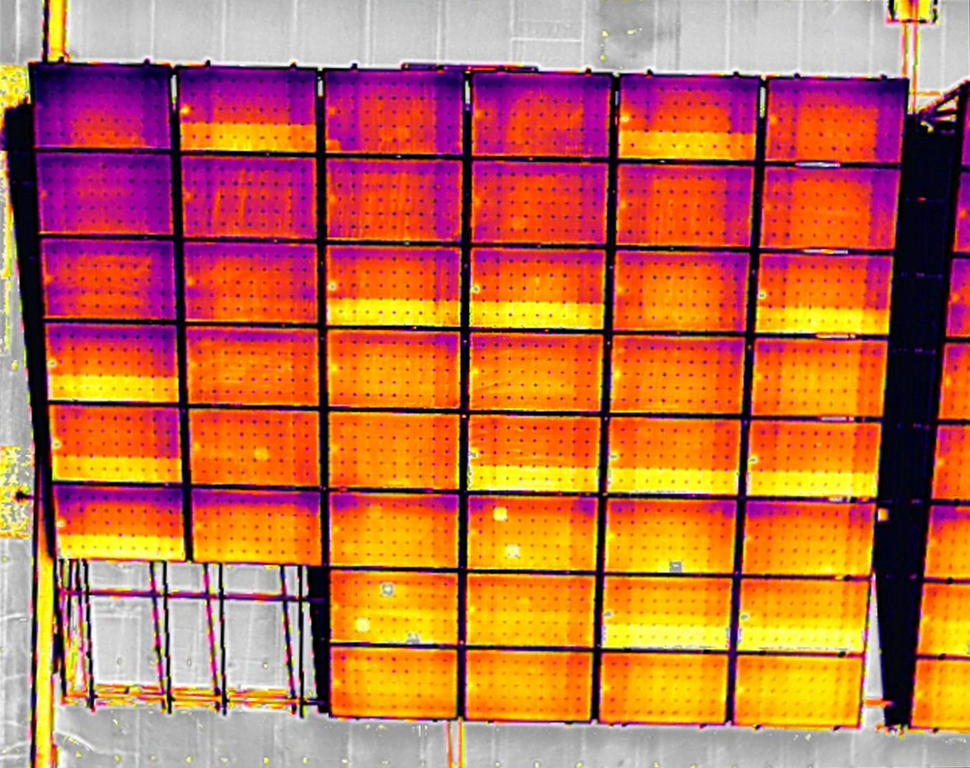 Termografia dello stesso tetto: le celle più calde appaiono in giallo