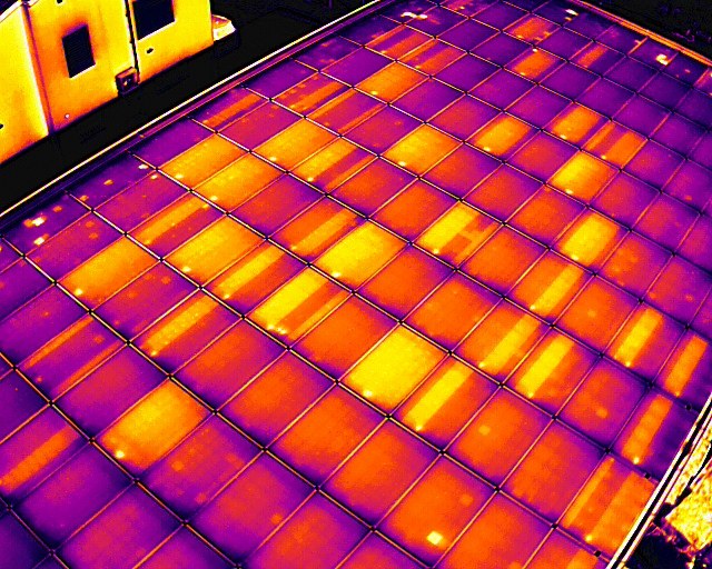 Termografia da drone di un tetto fotovoltaico colpito dalla grandine: le celle danneggiate appaiono come punti caldi