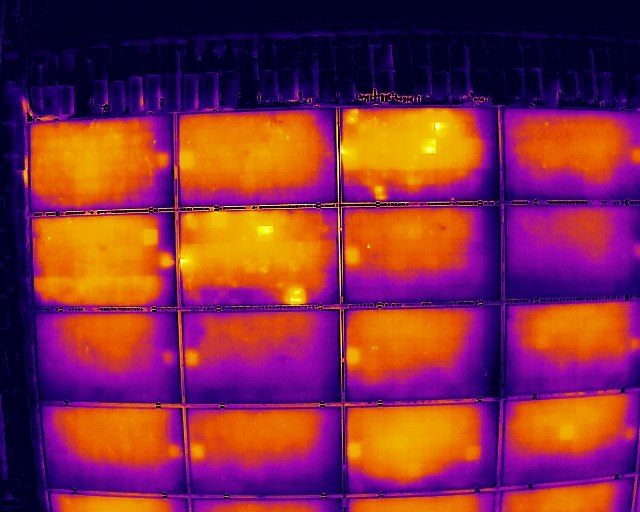 Immagine termografica di un campo fotovoltaico
